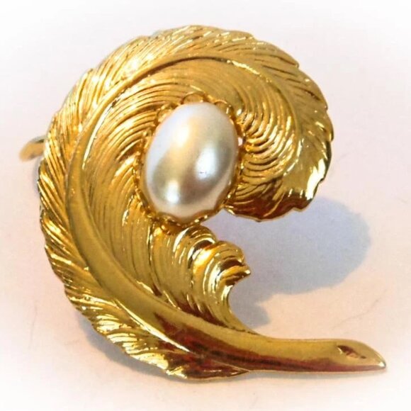 Vintage Jerri-Lou Gold Tone Feather Scarf Clip Faux Pearl - Picture 3 of 6